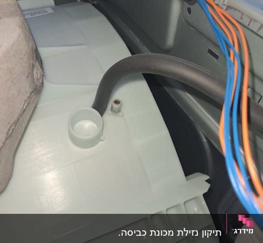 חוטי חשמל ומחברים בתוך מכשיר אלקטרוני